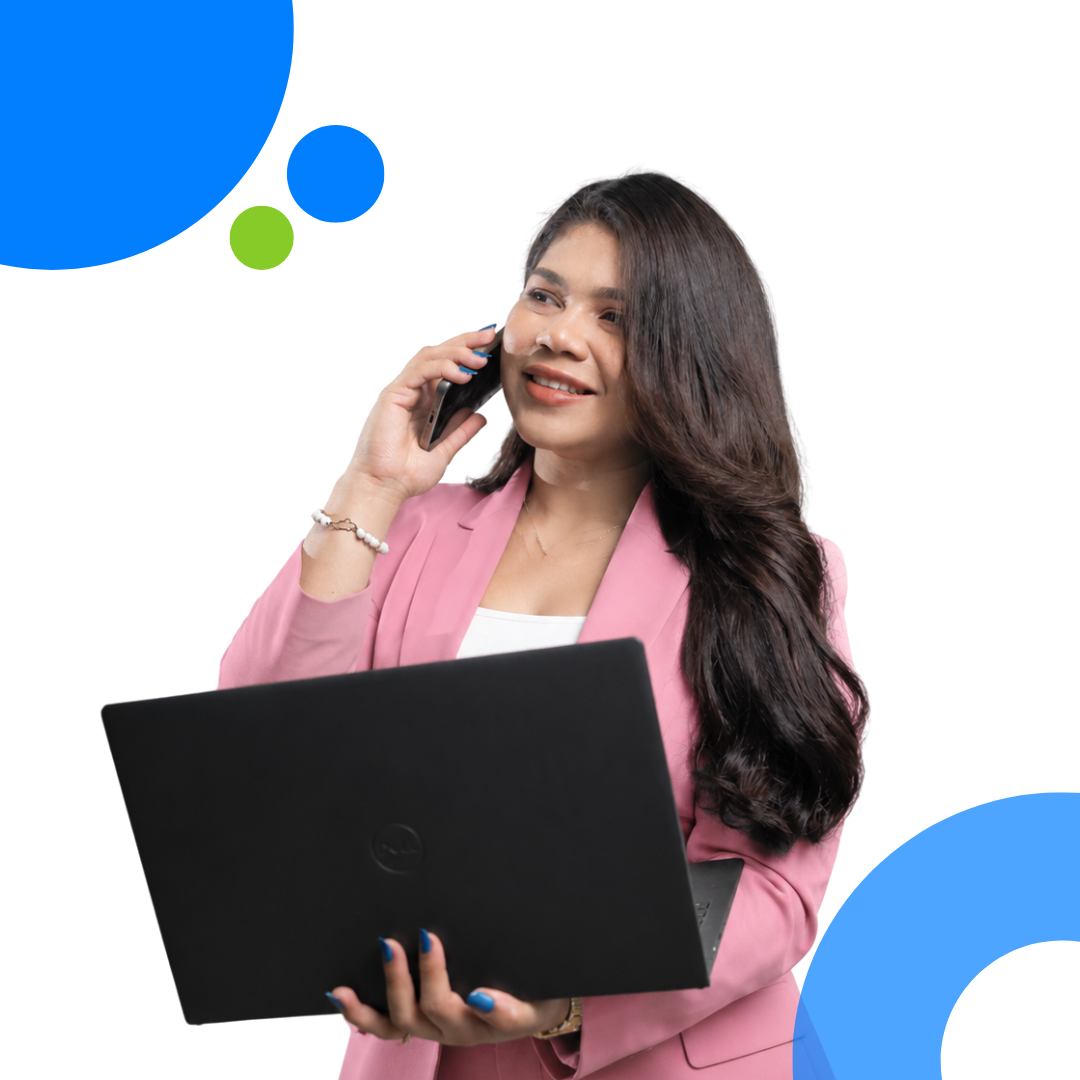 Profesional de marketing digital con laptop y teléfono