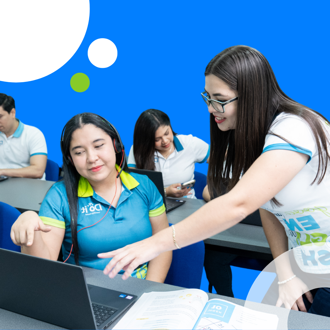 Docente acompañando a una estudiante en Do It